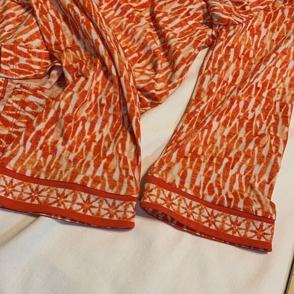 Michael Kors Size Medium three-quarter sleeve top.  Orange & white v-neck - Picture 8 of 9